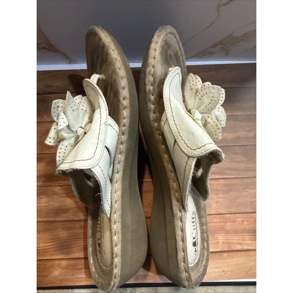 Cliffs White Mountain‎ Cynthia Sandals 9W 9 wide White Flower Wedge Comfort Used